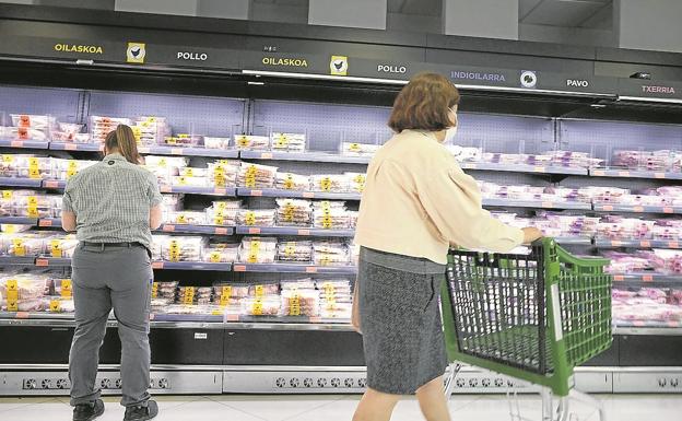 La venta de alimentos en Euskadi baja por la inflación mientras repunta la marca blanca