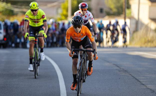 Evacúan en helicóptero al ciclista del Euskaltel Euskadi Ibai Azurmendi tras chocar contra un corzo