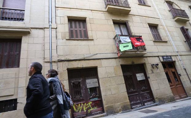 Jóvenes de la izquierda abertzale se enfrentan por el material del antiguo gaztetxe de la Parte Vieja