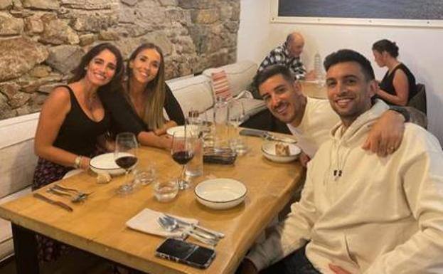 Yuri Berchiche y Javier Pastore, de cena por Donostia