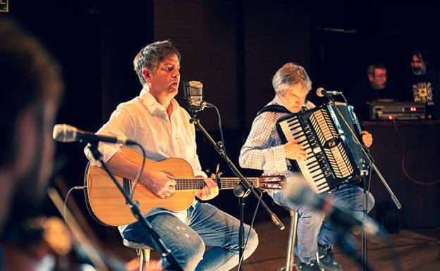 Mikel Urdangarin celebra 25 años de carrera con un recuerdo a su disco debut 'Haitzetan'