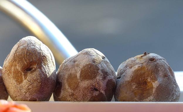 Viaja a las Islas Canarias con las auténticas papas arrugadas y el emblemático mojo picón rojo