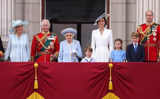 The royal family, in one of the solemn moments of the jubilee.