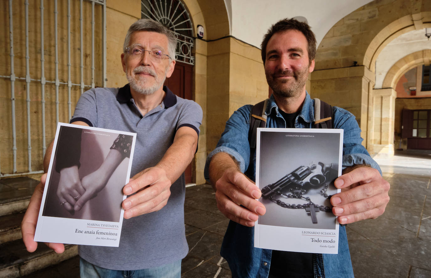 Azaleko eta sakoneko egokitzapenak egin dizkiote Literatura Unibertsala bildumari