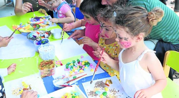 Haurtzaro Dantza Taldearen emanaldiarekin hasiko da Ikastolaren Eguna