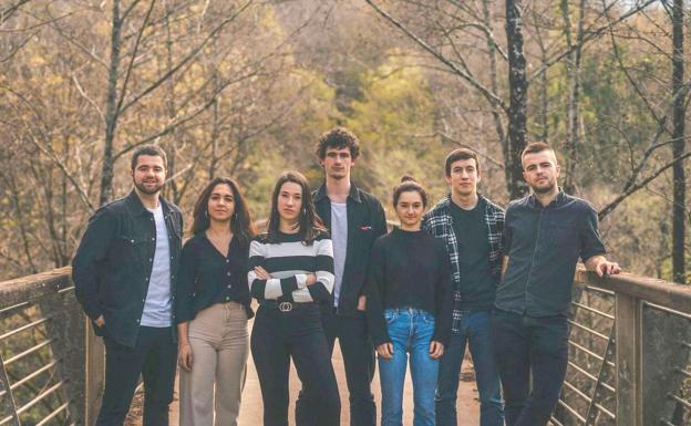 Zortzi kanta Mugan zazpikotearen lehen diskoan