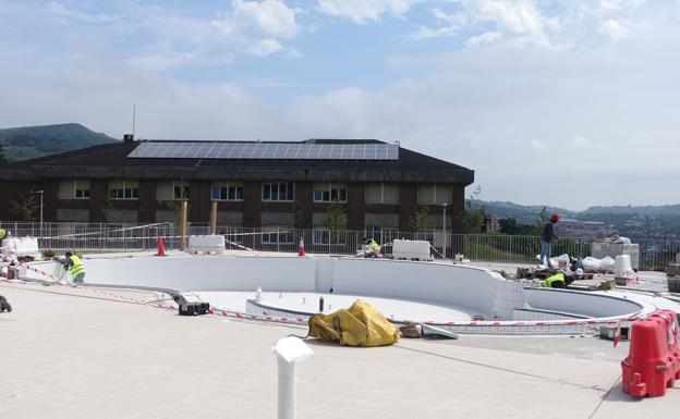 Las piscinas exteriores de Altza abrirán a principios de julio con 3.000 m2 de zona verde