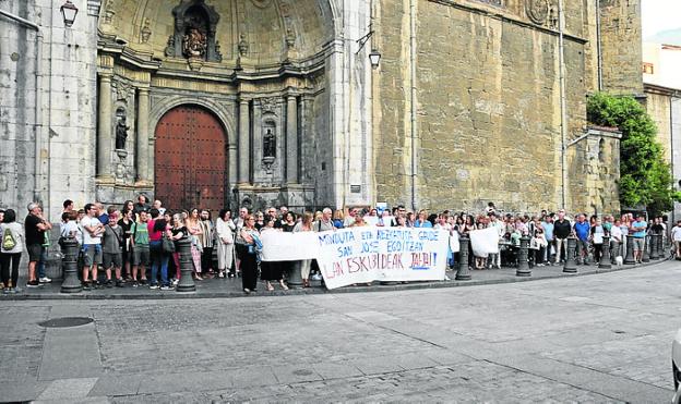 Egoitzako langileen egoera «gero eta okerragoa» dela salatu dute