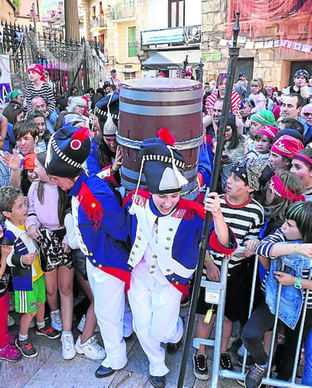 El Pirata Zabarre y María Labaien vencen a la granizada y desembarcan