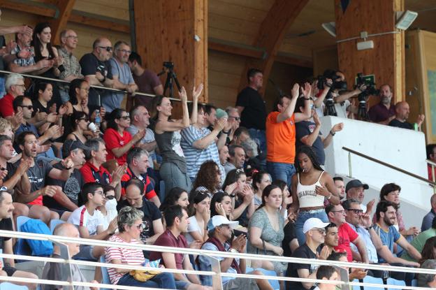 La afición del Ampo, con el equipo
