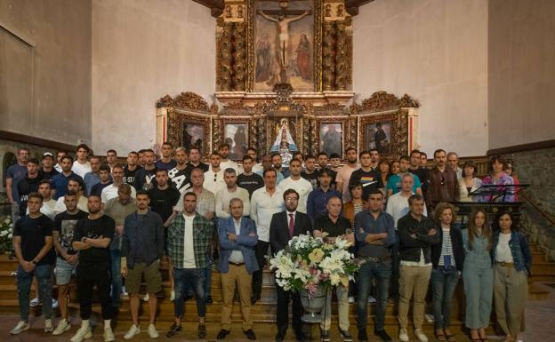 El Eibar despide la temporada con una ofrenda floral en la intimidad
