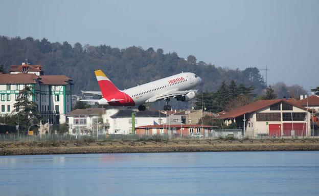 Iberia achaca a problemas técnicos «puntuales» dos vuelos cancelados desde Hondarribia