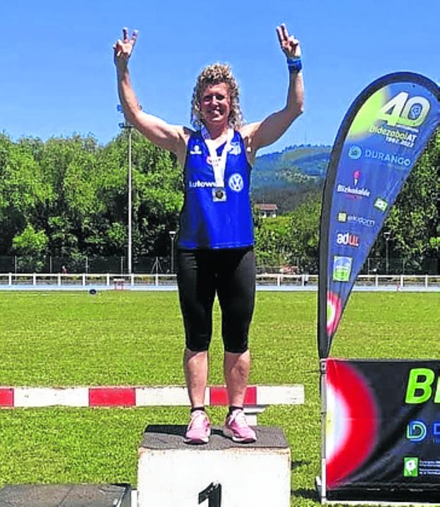 Urrezko bi domina lortu ditu Lurdes Intxaustik Euskadiko atletismo txapelketan