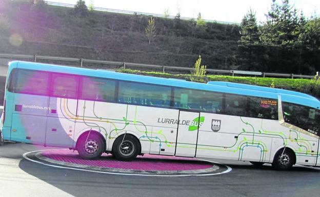 Achacan a un «error de ejecución» los daños en la rotonda pisable de Arrasate