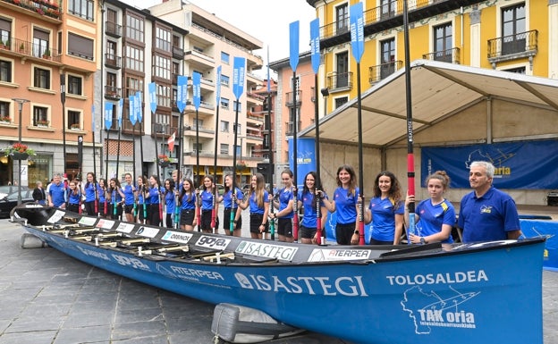 Presentada la trainera del TAK-Oria