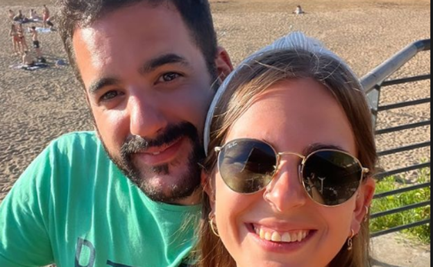 Jokin y Eva pasean su amor por Zumaia y se van «de bodorrio»