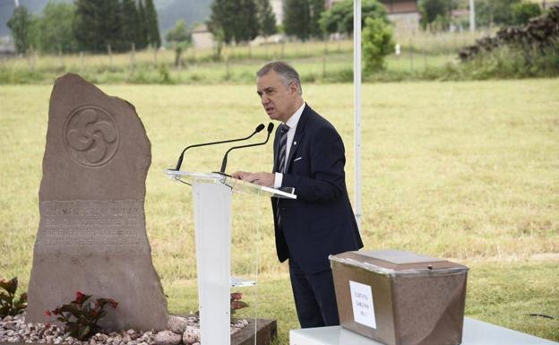 Urkullu reivindica los valores «éticos y democráticos» durante la entrega de los restos de un combatiente vasco