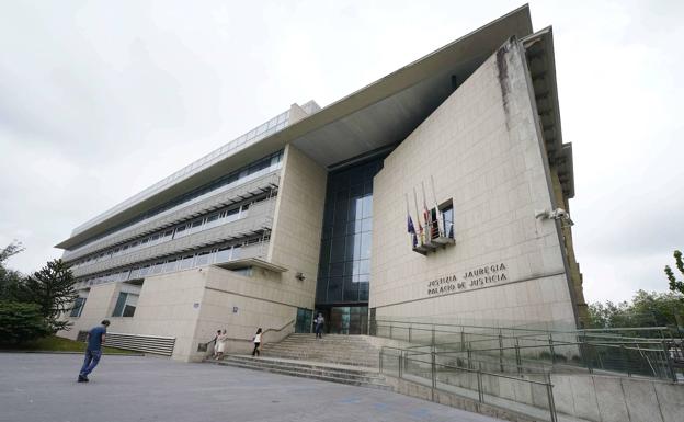 Cuatro horas maniatados y amenazados con una navaja en su vivienda de Irun