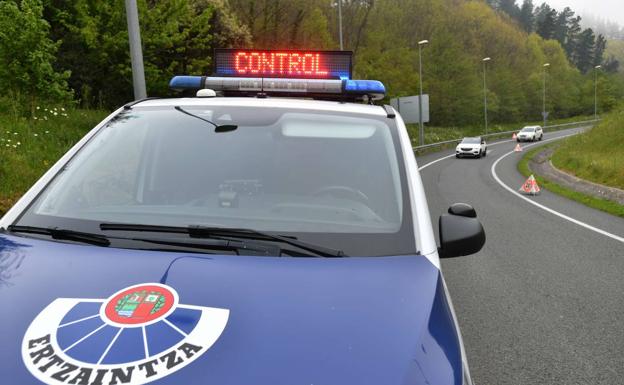 Detenido por circular marcha atrás en la AP-8 y sin tener carnet de conducir