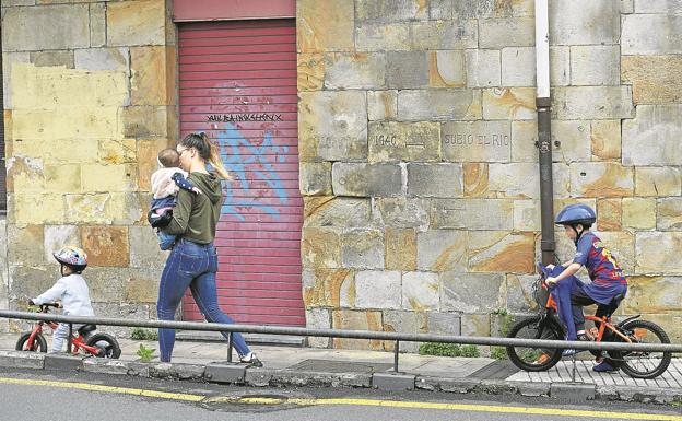 Euskadi recupera las ayudas para contratar a cuidadores de hijos menores de 14 años