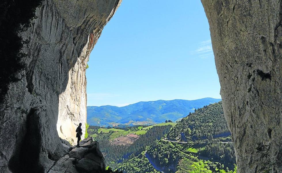 Ojo de Aitzulo y Orkatzategi, ruta circular y track desde Araotz