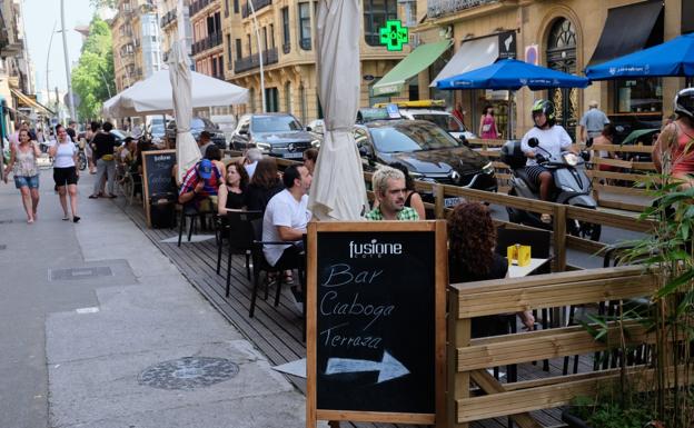 Donostia advertirá antes de sancionar a los hosteleros que no retiren las terrazas Covid