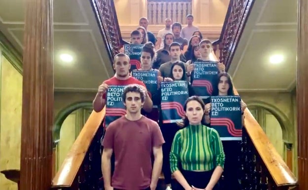 Los jóvenes del Movimiento Socialista ponen fin al encierro en el Ayuntamiento de Hernani