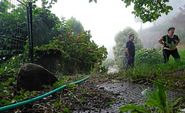 «Nos hicieron preparar una maleta por si el fuego nos obligaba a salir del caserío, esa noche no dormimos»