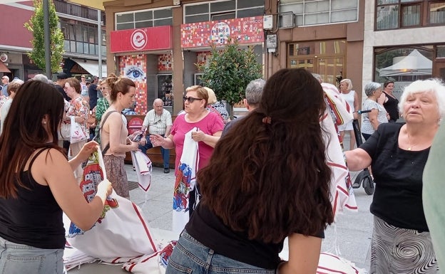 El Ayuntamiento de Irun retoma este miércoles el reparto de banderas de la ciudad