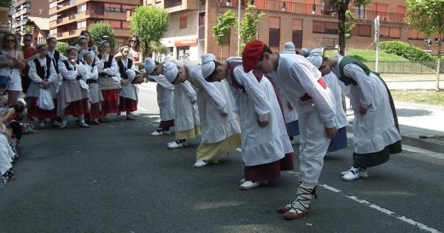 Colorista alarde de dantza tradicional en la calle al calor del Dantzari Txiki