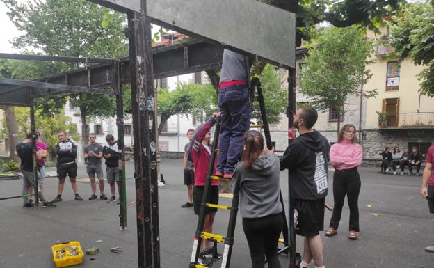 Jóvenes del Movimiento Socialista de Hernani desafían a Bildu y tensionan el arranque festivo