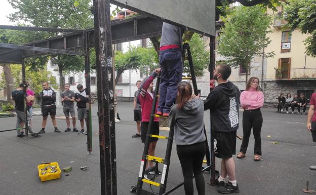 Los jóvenes del Movimiento Socialista de Hernani desafían al Ayuntamiento y montan su txosna