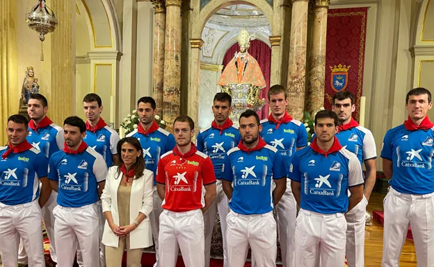 The six couples that will participate in the San Fermín Tournament pose in the church of San Lorenzo in Pamplona 