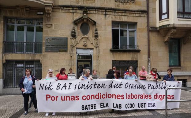 Concentraciones y encierros de sindicatos de Osakidetza contra los «recortes»