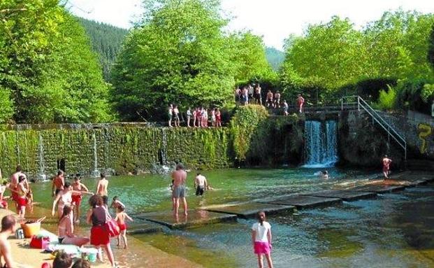 La presa de Usako en Oñati vuelve a estar abierta al baño
