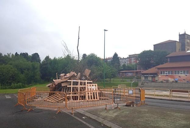 La hoguera espera prender de nuevo, esta noche, la tradición de la víspera de San Juan