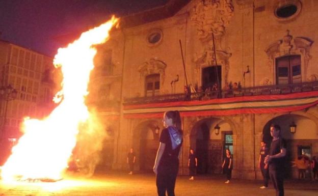 El fuego de San Juan volverá a brillar esta noche con música y bailes