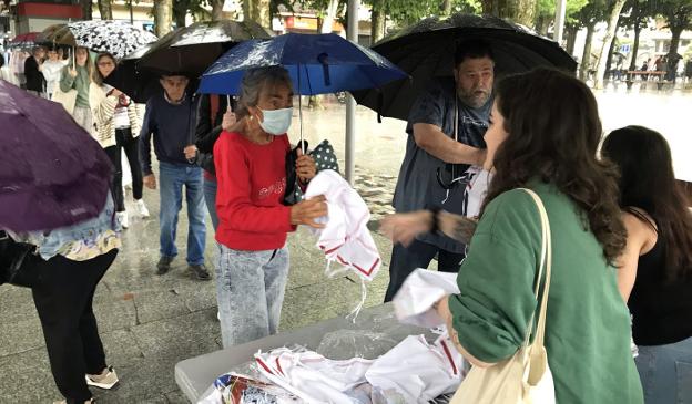 Último reparto de banderas de Irun