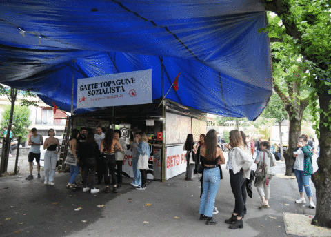 Las txosnas de los sectores juveniles en pugna en Hernani se abren con normalidad