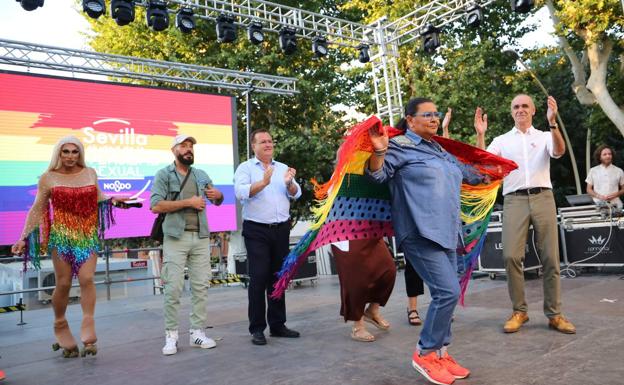 María del Monte presenta a su novia en el pregón del Orgullo: «Llevo 23 años con el amor de mi vida»