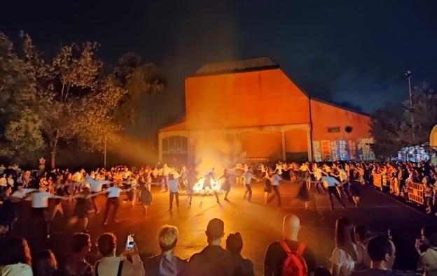 Festa jendetsua ospatu zen suaren bueltan