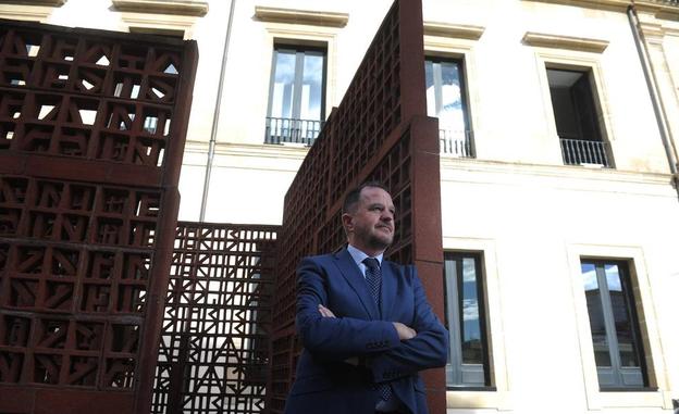 «Me levanto y me pongo firme con el Gora ta Gora y con el himno nacional»