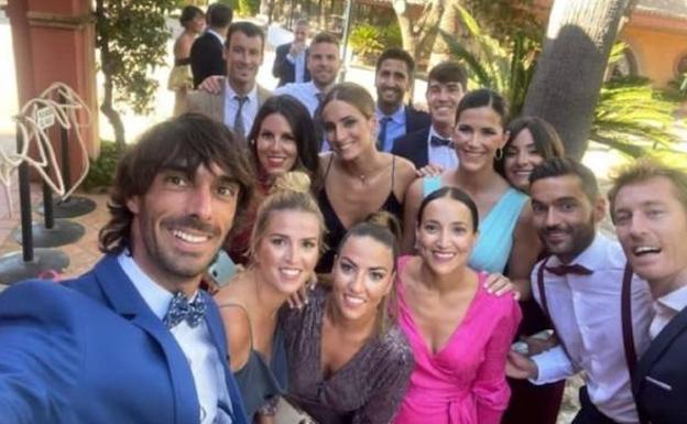 La vieja guardia realista disfruta en la boda de Raúl Navas en Sevilla