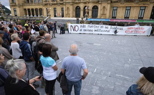 Cientos de personas claman en Donostia por las muertes en Melilla