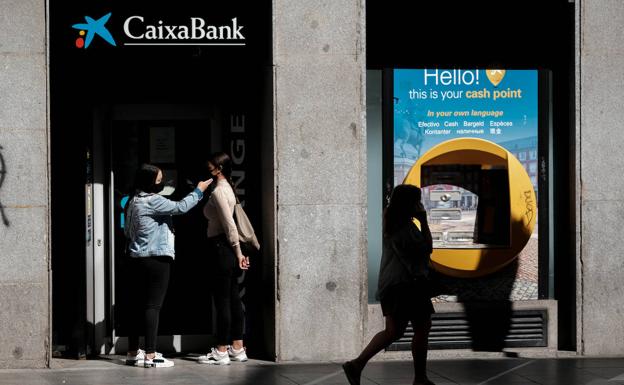 Aviso importante de CaixaBank a sus clientes con tarjetas Visa o Mastercard