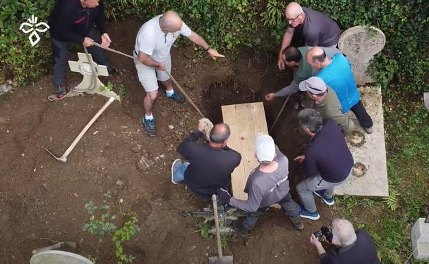 Los restos del Gigante de Altzo vuelven a su pueblo en una ceremonia íntima