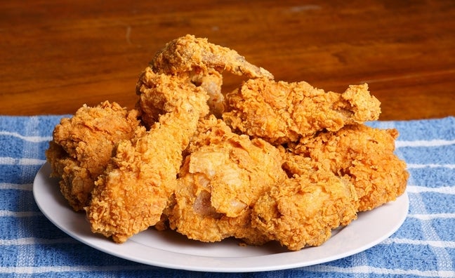 Aprende a preparar un pollo frito crujiente y jugoso