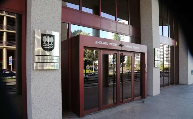 Hacienda de Gipuzkoa advierte de un fraude a través de SMS que simula el pago de la declaración de la Renta