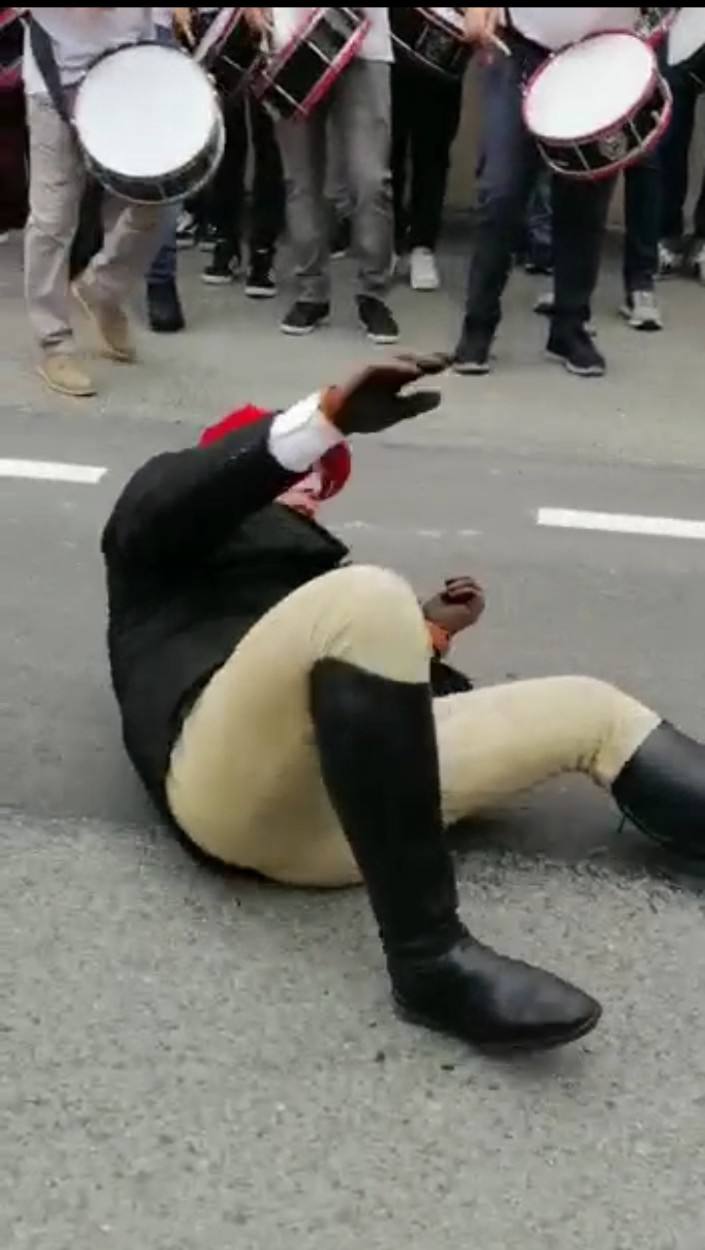 Un caballo descabalga a un mando del Alarde, que es evacuado en ambulancia