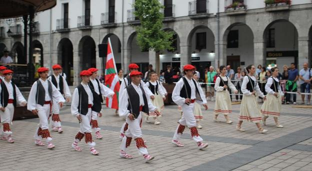 'Sahatsa Plazan' irudi eta doinu anitzez osatutako ikuskizuna, bihar